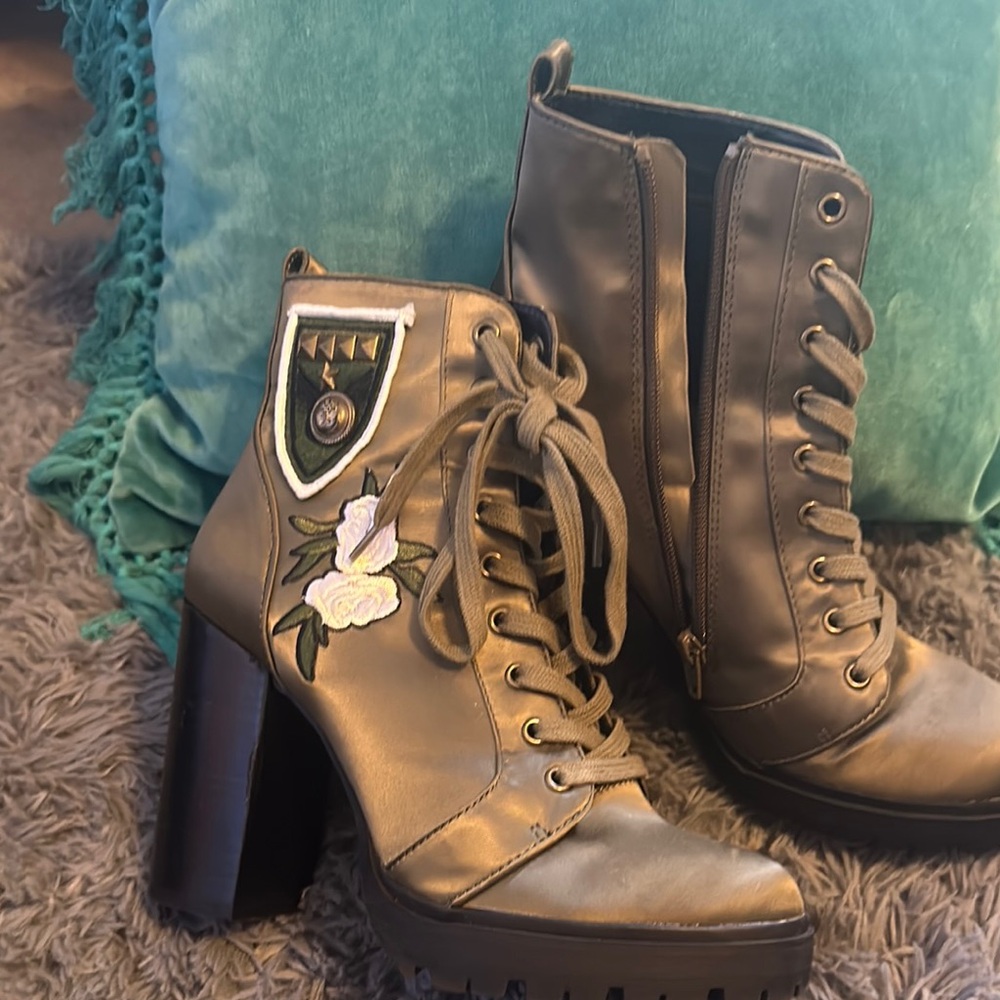 Steve Madden Black Heeled Boots with Lace-Up Design and Chunky Heel